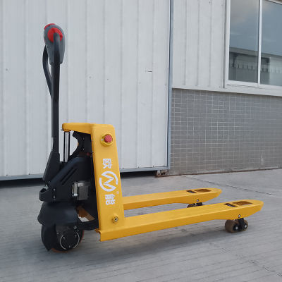Transpaleta semieléctrica de tamaño compacto para espacios de trabajo estrechos